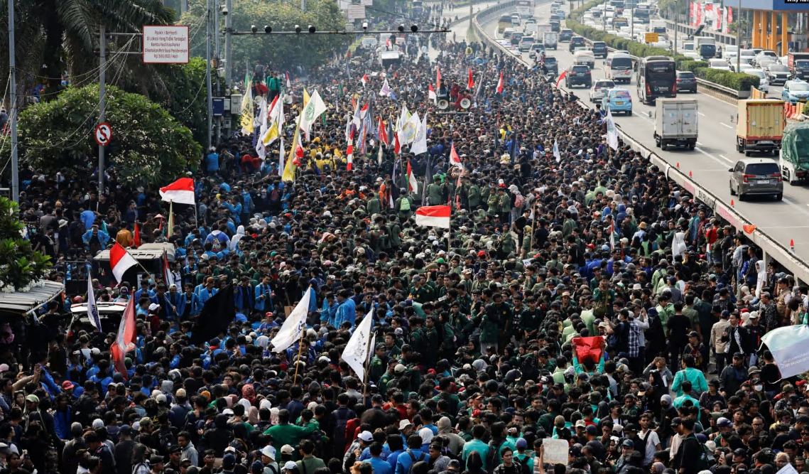 Perjuangan Massa dan Kemenangan Demokrasi: Revolusi Suara di Kawasan Senayan